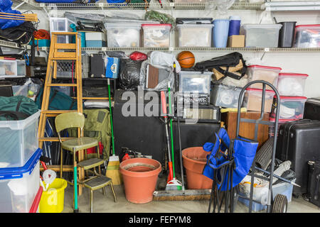 Garage rempli de divers éléments de stockage à domicile. Banque D'Images