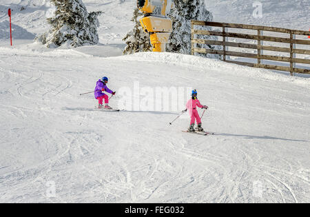 Deux petites filles ski de descente rapide Banque D'Images