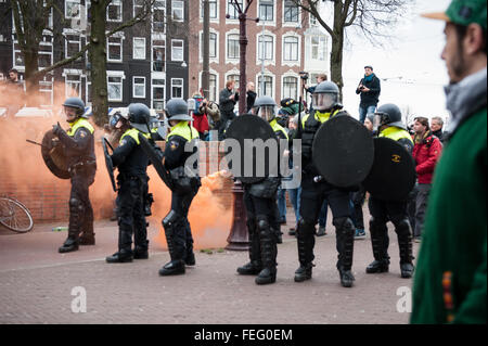 Accueil des réfugiés, le racisme pas ! Démonstration, Amsterdam, Pays-Bas. Amsterdam, Pays-Bas. 10 févr. 06 La police anti-émeute ont affronté la manifestation d'Amsterdam comme partisans de l'anti-Islam groupe PEGIDA a essayé de tenir leur première réunion de protestation dans la capitale néerlandaise. Seulement environ 200 PEGIDA partisans étaient présents, plus nombreux que la police et les manifestants de gauche qui a crié, "Les réfugiés sont les bienvenus, les fascistes ne sont pas !' Dutch police anti-émeutes ont arrêté plusieurs personnes à titre d'officiers à cheval est intervenu pour séparer les deux groupes de manifestants. Credit : Romy Arroyo Fernandez/Alamy Live News. Banque D'Images