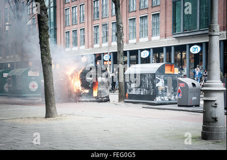 Accueil des réfugiés, le racisme pas ! Démonstration, Amsterdam, Pays-Bas. Amsterdam, Pays-Bas. 10 févr. 06 La police anti-émeute ont affronté la manifestation d'Amsterdam comme partisans de l'anti-Islam groupe PEGIDA a essayé de tenir leur première réunion de protestation dans la capitale néerlandaise. Seulement environ 200 PEGIDA partisans étaient présents, plus nombreux que la police et les manifestants de gauche qui a crié, "Les réfugiés sont les bienvenus, les fascistes ne sont pas !' Dutch police anti-émeutes ont arrêté plusieurs personnes à titre d'officiers à cheval est intervenu pour séparer les deux groupes de manifestants. Credit : Romy Arroyo Fernandez/Alamy Live News. Banque D'Images