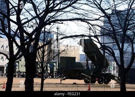 Tokyo, Japon. 7 Février, 2016. La Force d'autodéfense japonaise (SDF) Patriot Advanced Capability-3 (PAC-3) de l'interception sont déployés à Tokyo, au Japon, le 7 février 2016. Le SDF japonais n'a pas pris de mesures pour détruire une roquette lancée par la République populaire démocratique de Corée (RPDC) plus tôt dimanche la position de la direction de la préfecture la plus au sud du Japon, d'Okinawa. Le gouvernement japonais a ordonné la SDF pour interrompre les roquettes lancées par la RPDC s'ils menacent la sécurité du Japon. Des fusées anti-missiles ont été déployés à Okinawa. © Ma Ping/Xinhua/Alamy Live News Banque D'Images