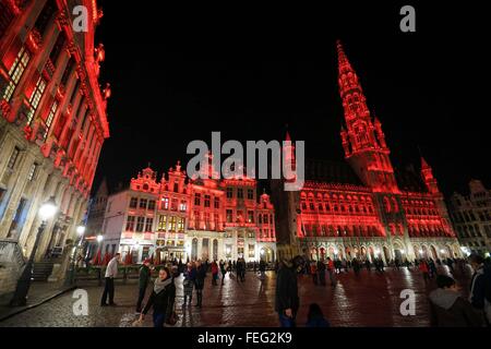 Bruxelles. Feb 6, 2016. Photo prise le 6 février 2016 montre la place centrale s'allume en rouge pour fêter le Nouvel An chinois à Bruxelles, capitale de la Belgique. © Zhou Lei/Xinhua/Alamy Live News Banque D'Images