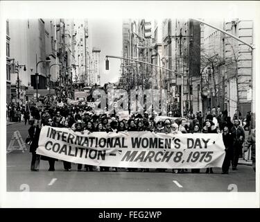 1975 - Journée internationale des femmes Coalition. 5e Avenue et de la 32 Street, NYC © Keystone Photos USA/ZUMAPRESS.com/Alamy Live News Banque D'Images