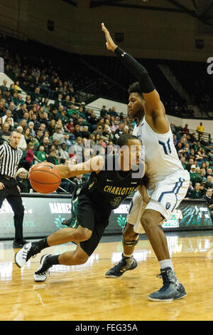 Charlotte, NC, USA. Feb 6, 2016. Jon Davis (3) de la Charlotte 49ers fait baisser sur Stephen Vassor (23) de l'ancien Dominion Les monarques dans le match de basket-ball de NCAA entre les anciens monarques et le Dominion Charlotte UNC du 49er au Halton Arena de Charlotte, NC. Scott Kinser/CSM/Alamy Live News Banque D'Images