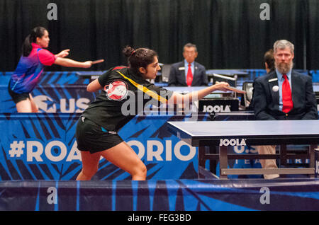 Greensboro, Caroline du Nord, États-Unis. Feb 6, 2016. 6 février 2016 - Greensboro, NC, USA - PRACHI JAI, en noir, et CRYSTAL WANG, en rouge, au cours de leur demi-finale de la femme sur la troisième journée du tennis de table olympique des États-Unis 2016 Essais cliniques. Les trois premiers hommes et femmes des épreuves passer à la concurrence en avril 2016 au tournoi de qualification olympique de l'Amérique du Nord de l'Ontario, Canada. Les Jeux Olympiques d'été de 2016 se tiendra à Rio de Janeiro, Brésil, 5-21 août. © Timothy L. Hale/ZUMA/Alamy Fil Live News Banque D'Images