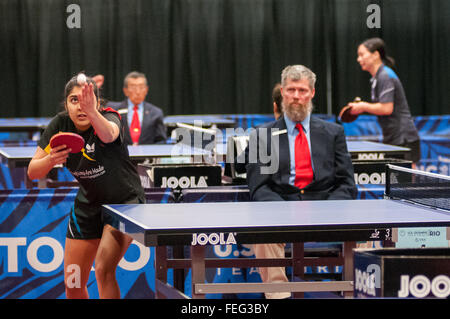 Greensboro, Caroline du Nord, États-Unis. Feb 6, 2016. 6 février 2016 - Greensboro, NC, USA - PRACHI JAI sert pendant le demi-finales match comme juge-arbitre JAMEY HALL des montres sur la troisième journée du tennis de table olympique des États-Unis 2016 Essais cliniques. Les trois premiers hommes et femmes des épreuves passer à la concurrence en avril 2016 au tournoi de qualification olympique de l'Amérique du Nord de l'Ontario, Canada. Les Jeux Olympiques d'été de 2016 se tiendra à Rio de Janeiro, Brésil, 5-21 août. © Timothy L. Hale/ZUMA/Alamy Fil Live News Banque D'Images