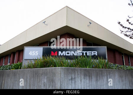 Un logo affiche à l'extérieur du siège de Monster Inc., à Brisbane, Californie le 24 janvier 2016. Banque D'Images