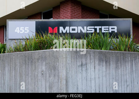 Un logo affiche à l'extérieur du siège de Monster Inc., à Brisbane, Californie le 24 janvier 2016. Banque D'Images