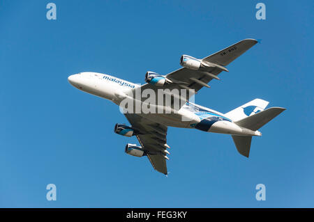 Malaysian Airlines Airbus A380 décollant de l'aéroport de Heathrow, Stanwell Moor, Surrey, Angleterre, Royaume-Uni Banque D'Images