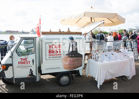 Trois-voiture, stand souvenir à la statue de la petite Sirène (Den Lille Havfrue), Copenhague (Kobenhavn), Royaume du Danemark Banque D'Images