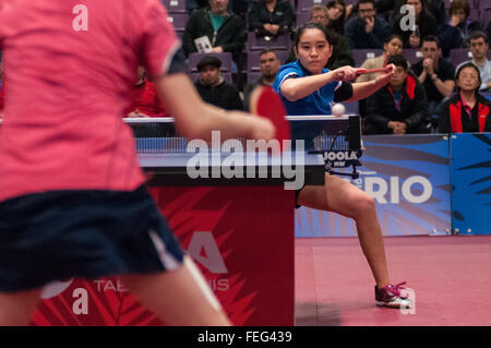 Greensboro, Caroline du Nord, États-Unis. Feb 6, 2016. 6 février 2016 - Greensboro, NC, USA - CRYSTAL WANG marque le point gagnant contre Angela Guan durant la finale des femmes sur la troisième journée du tennis de table olympique des États-Unis 2016 Essais cliniques. Wang Guan défait à gagner la dernière place sur l'équipe olympique américaine. Les trois premiers hommes et femmes des épreuves passer à la concurrence en avril 2016 au tournoi de qualification olympique de l'Amérique du Nord de l'Ontario, Canada. Les Jeux Olympiques d'été de 2016 se tiendra à Rio de Janeiro, Brésil, 5-21 août. © Timothy L. Hale/ZUMA/Alamy Fil Live News Banque D'Images