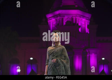 Dhaka, Bangladesh. Feb 6, 2016. Afficher les modèles de tissus fabriqués par mousseline, lors d'une soirée à l'Ahsan Manzil, Dhaka, Bangladesh. Drik a établi un partenariat avec Aarong et le Musée national du Bangladesh pour raconter l'histoire de la mousseline pour inspirer le renouveau de ce tissu, une partie importante du patrimoine du Bengale. En 2013, l'art traditionnel du tissage de mousseline Jamdani au Bangladesh a été inclus dans la liste des chefs-d'oeuvre du patrimoine oral et immatériel de l'humanité par l'UNESCO. © Suvra Kanti Das/ZUMA/Alamy Fil Live News Banque D'Images