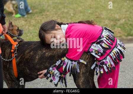 Eunice, USA. 08Th Feb 2016. Une jeune fille épouse son chien habillé en costume traditionnel Mardi Gras Cajun pendant l'Écorce Park parade du Mardi Gras Le 6 février 2016 à Eunice, Louisiane. Banque D'Images