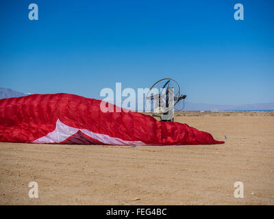 Un pilote paramoteur se prépare à décoller dans son paramoteur lors d'un rassemblement de paramotorers à Salton City, Californie. Banque D'Images