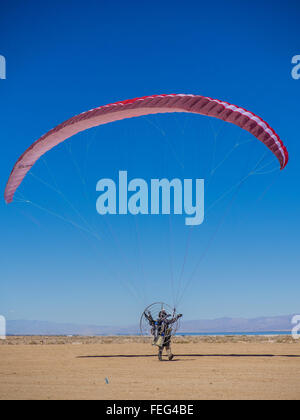 Un pilote paramoteur se prépare à décoller dans son paramoteur lors d'un rassemblement de paramotorers à Salton City, Californie. Banque D'Images