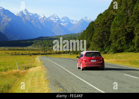 Les voyageurs qui Te Anau - Milford l'autoroute en direction des Alpes du Sud près de Te Anau, Fiordland, Nouvelle-Zélande. Banque D'Images