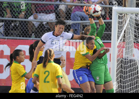 Orlando, FL, USA. 10 nov., 2013. Abby Wambach américaine (20) essaie de diriger la balle dans le but que le Brésil attaquant Luciana, droite, obtient la possession en tant que milieu de terrain Brésil Rosana (10) vient en aide au cours de la première moitié d'un match de football amical international le 10 novembre 2013 à Orlando, Floride. © Scott Miller/ZUMA/Alamy Fil Live News Banque D'Images