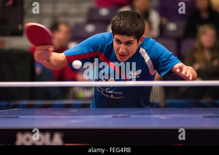 Greensboro, North Carolina, USA. Feb 6, 2016. Jai kanak renvoie une Chodri servent de Kunal durant la demi-finale masculine sur la troisième journée du tennis de table olympique des États-Unis 2016 Essais cliniques. Jai vaincu Chodri pour passer à la finale chez les hommes. © Timothy L. Hale/ZUMA/Alamy Fil Live News Banque D'Images