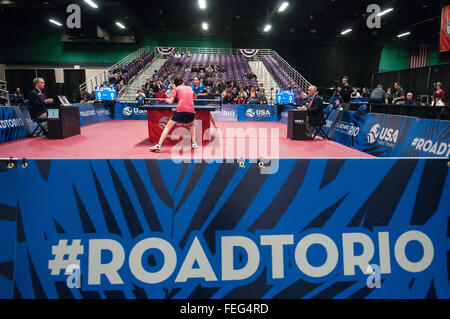 Greensboro, North Carolina, USA. Feb 6, 2016. WANG, en cristal bleu, et ANGELA GUAN en action lors de la finale de la femme sur la troisième journée du tennis de table olympique des États-Unis 2016 Essais cliniques. Wang Guan défait à gagner la dernière place sur l'équipe olympique américaine. Les trois premiers hommes et femmes des épreuves passer à la concurrence en avril 2016 au tournoi de qualification olympique de l'Amérique du Nord de l'Ontario, Canada. Les Jeux Olympiques d'été de 2016 se tiendra à Rio de Janeiro, Brésil, 5-21 août. © Timothy L. Hale/ZUMA/Alamy Fil Live News Banque D'Images