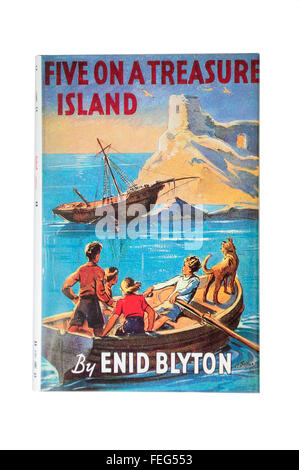 Enid Blyton's 'Cinq sur une île au trésor' première célèbre cinq livre avec couverture originale, Ascot, Berkshire, Angleterre, Royaume-Uni Banque D'Images