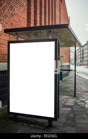 Arrêt de bus vide panneau publicitaire sur la rue vide de l'espace pour que l'exemplaire de l'affiche extérieure maquette ad. Banque D'Images
