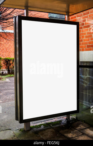 Arrêt de bus vide panneau publicitaire sur la rue vide de l'espace pour que l'exemplaire de l'affiche extérieure maquette ad. Banque D'Images