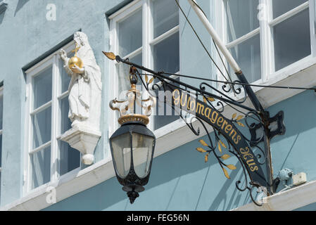 Guldmagerens Cafe antique lamp sign, Nyhavn, Copenhague (Kobenhavn), Royaume du Danemark Banque D'Images