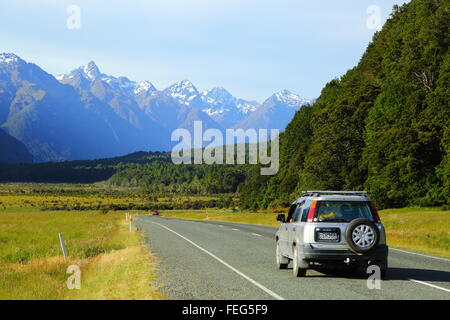 Les voyageurs qui Te Anau - Milford l'autoroute en direction des Alpes du Sud près de Te Anau, Fiordland, Nouvelle-Zélande. Banque D'Images