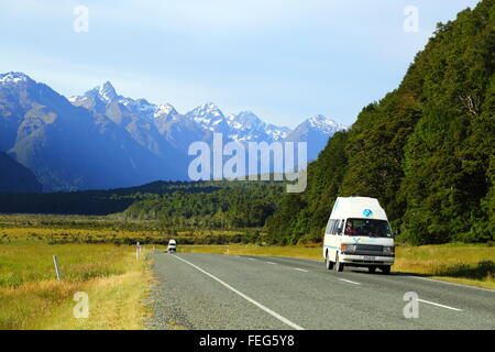 Les voyageurs qui Te Anau - Milford l'autoroute en direction des Alpes du Sud près de Te Anau, Fiordland, Nouvelle-Zélande. Banque D'Images