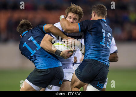 Houston, TX, USA. Feb 6, 2016. USA's Blaine Scully (15) est enveloppé par l'Argentine's Toms Carri(11) et de l'Argentine Juan Cappiello(13) durant la première moitié d'un match de rugby entre l'Argentine et des États-Unis dans les Amériques au Championnat de Rugby Stade BBVA Compass à Houston, TX.Trask Smith/CSM/Alamy Live News Banque D'Images