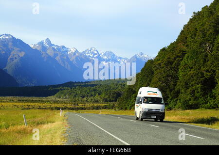 Les voyageurs qui Te Anau - Milford l'autoroute en direction des Alpes du Sud près de Te Anau, Fiordland, Nouvelle-Zélande. Banque D'Images