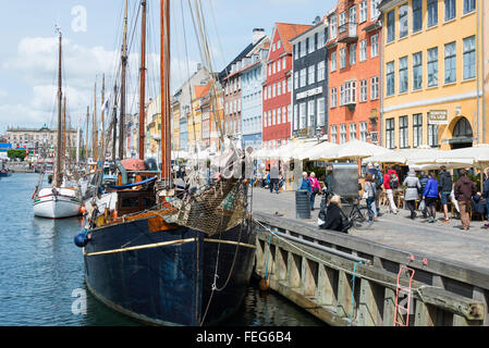 Bateaux à voile et restaurants sur le front de mer du XVIIe siècle, canal de Nyhaven, Copenhague (Kobenhavn), Royaume du Danemark Banque D'Images