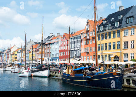 Bateaux à voile et restaurants sur le front de mer du XVIIe siècle, canal de Nyhaven, Copenhague (Kobenhavn), Royaume du Danemark Banque D'Images