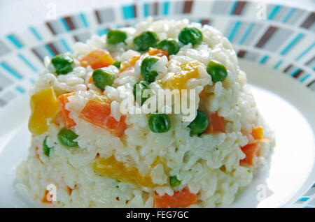 Risotto Tricolore - Italien Risotto aux poivrons jaunes, haricots verts et la carotte. Banque D'Images