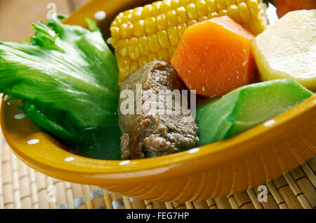 Mole de olla soupe traditionnelle mexicaine. Il est fait de xoconostle, courge, haricots verts, maïs, courge, pomme de terre, chambarete et aguja Banque D'Images