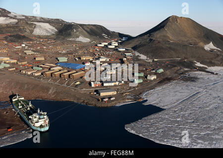 (160207) -- 'XUELONG' BRISE-GLACE, 7 février 2016 (Xinhua) -- Photo prise le 6 février 2016 montre la station McMurdo des États-Unis dans l'Antarctique. C'est la première fois que les membres de l'équipe de recherche scientifique chinois de la 32e expédition Antarctique a visité la station McMurdo. (Xinhua/Zhu Jichai) (mp) Banque D'Images