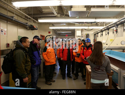 (160207) -- 'XUELONG' BRISE-GLACE, 7 février 2016 (Xinhua) -- les membres de l'équipe de recherche scientifique chinois de la 32e expédition Antarctique visiter la station McMurdo des États-Unis dans l'Antarctique, le 6 février 2016. C'est la première fois que les chercheurs chinois ont visité la station McMurdo. (Xinhua/Zhu Jichai) (mp) Banque D'Images