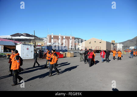 (160207) -- 'XUELONG' BRISE-GLACE, 7 février 2016 (Xinhua) -- les membres de l'équipe de recherche scientifique chinois de la 32e expédition Antarctique visiter la station McMurdo des États-Unis dans l'Antarctique, le 6 février 2016. C'est la première fois que les chercheurs chinois ont visité la station McMurdo. (Xinhua/Zhu Jichai) (mp) Banque D'Images