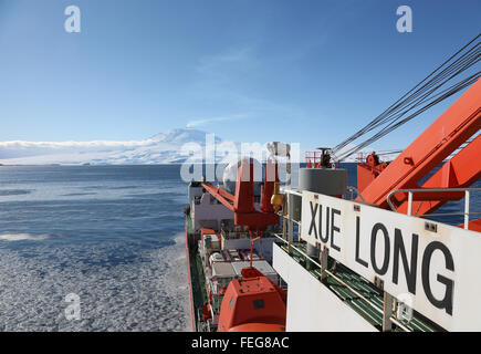 (160207) -- 'XUELONG' BRISE-GLACE, 7 février 2016 (Xinhua) -- Photo prise le 6 février 2016 montre le brise-glace chinois Xuelong' ou ', Snow Dragon, s'arrête à la McMurdo sur la mer de Ross en Antarctique. Le brise-glace atteint la mer de Ross à la recherche scientifique. (Xinhua/Zhu Jichai) (mp) Banque D'Images