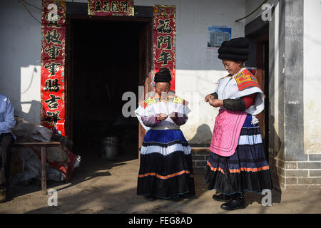 Guiyang, dans la province du Guizhou en Chine. 7 Février, 2016. Les résidents locaux habillés en costumes traditionnels de l'ethnie Miao se préparent pour leur fête de fin d'année à venir de la prochaine fête du printemps, ou le Nouvel An Chinois, dans le comté de Nayong, sud-ouest de la Chine, de la province du Guizhou, le 7 février 2016. © Ou Dongqu/Xinhua/Alamy Live News Banque D'Images