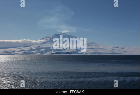 (160207) -- 'XUELONG' BRISE-GLACE, 7 février 2016 (Xinhua) -- Photo prise le 6 février 2016 montre le mont Erebus sur l'île de Ross en Antarctique. Le brise-glace chinois Xuelong' ou ', Snow Dragon, atteint la mer de Ross à la recherche scientifique. (Xinhua/Zhu Jichai) (mp) Banque D'Images