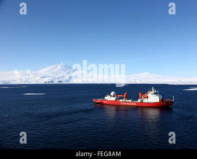 (160207) -- 'XUELONG' BRISE-GLACE, 7 février 2016 (Xinhua) -- Photo prise le 6 février 2016 montre le brise-glace chinois Xuelong' ou ', neige, Dragon s'arrête sur la mer de Ross en Antarctique. Le brise-glace atteint la mer de Ross à la recherche scientifique. (Xinhua/Zhu Jichai) (mp) Banque D'Images