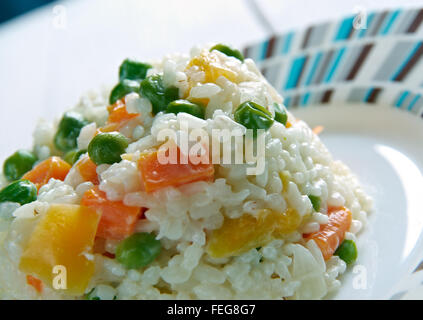 Risotto Tricolore - Italien Risotto aux poivrons jaunes, haricots verts et la carotte. Banque D'Images