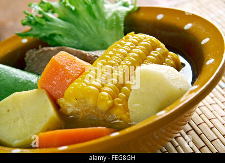 Mole de olla soupe traditionnelle mexicaine. Il est fait de xoconostle, courge, haricots verts, maïs, courge, pomme de terre, chambarete et aguja Banque D'Images