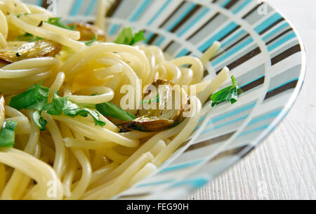 Spaghetti Aglio e olio - spaghetti à l'ail et l'huile.plat de pâtes italiennes traditionnelles, venant de Naples Banque D'Images
