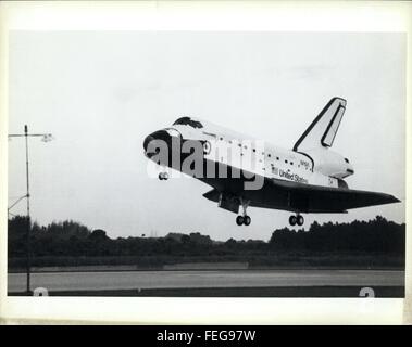16 novembre 1984 - atterrissage impeccable : Kenndy Space Center, en Floride le 16 novembre 1984. La navette spatiale Discovery atterrit sur la piste d'atterrissage au Centre spatial Kenndy à seulement 8 jours après la levée de 39A complexe à seulement 3 kilomètres du point de débarquement. Le succès de la mission a pris cinq astronautes dans l'espace, a déployé deux satellites de communications et récupéré deux autres satellites qui avait dysfonctionnement dans une précédente mission. © Keystone Photos USA/ZUMAPRESS.com/Alamy Live News Banque D'Images