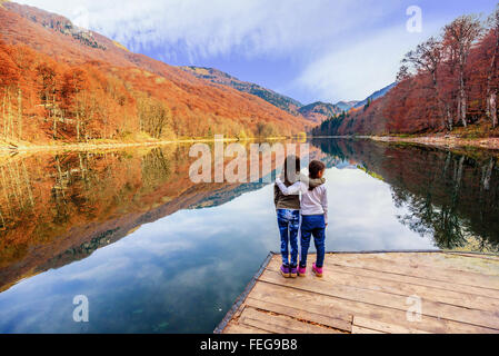 Deux petites filles appréciant la vue sur le lac Biogradsko jezero (Biograd), parc national de Biogradska Gora en automne, le Monténégro Banque D'Images