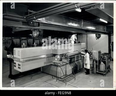 1967 - Le Laboratoire de Culham, près de Abingdon, Berkshire : UN thetatron grande assemblée générale a récemment commandé à Culham. Plus de 10 millions d'ampères courants sont rapidement établie dans l'unique tour bobine vu au premier plan. Plasma de deutérium denses jusqu'à une température d'environ 10 millions de dollars C'est produite dans le tube qui passe à travers la bobine. © Keystone Photos USA/ZUMAPRESS.com/Alamy Live News Banque D'Images