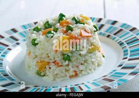 Risotto Tricolore - Italien Risotto aux poivrons jaunes, haricots verts et la carotte. Banque D'Images