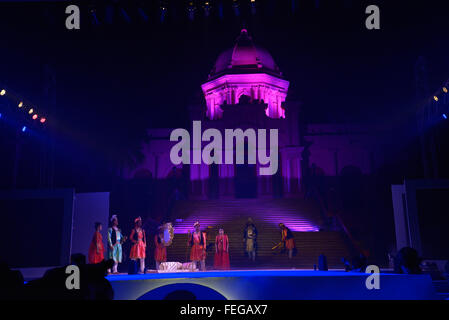 Dhaka, Bangladesh. 07Th Feb 2016. Acteurs du Bangladesh sur le tissu de mousseline au fashion show Ahsan Manzil à Dhaka, au Bangladesh. Le 06 février, 2016 Tissu de mousseline fashion show tenu à Ahsan Manzil à Dhaka organisé par en collaboration avec Aarong Drik et Musée national du Bangladesh à la suite du Festival de mousseline au Bangladesh. Mamunur Rashid/crédit : Alamy Live News Banque D'Images